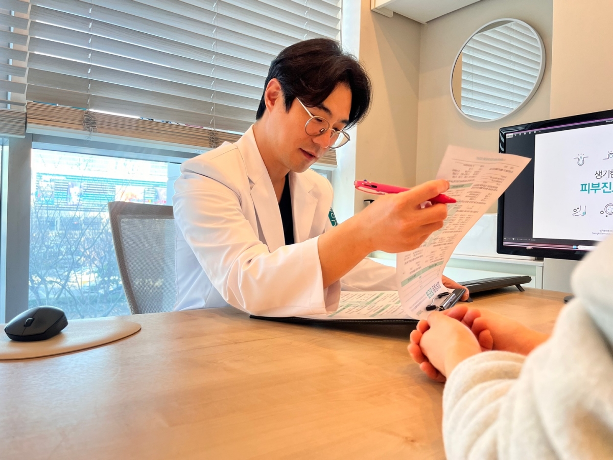 상담 기록을 보며 두드러기가 올라온 상황을 정리합니다.