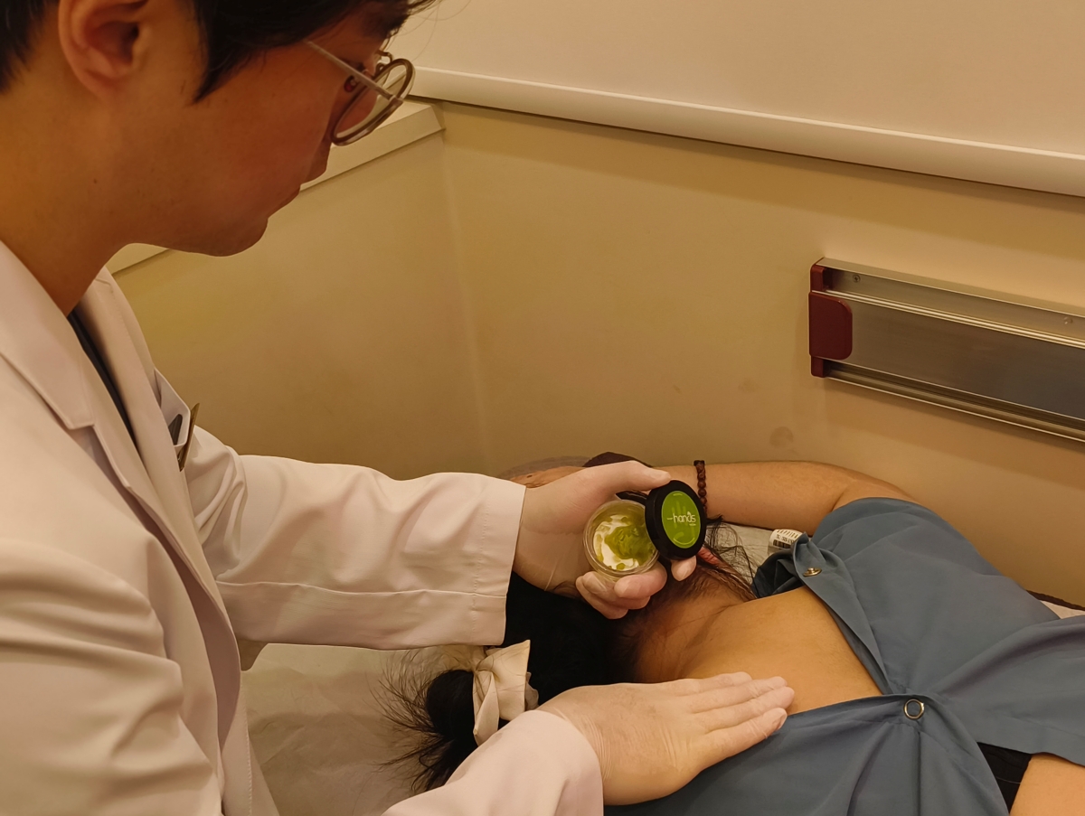 치료실에서 목 주변 피부 상태에 맞춰 외용 치료를 진행합니다.